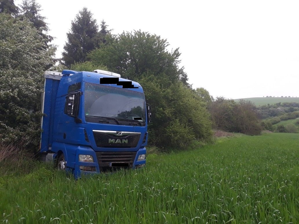 POL-PDPS: Sattelzug kommt von der Fahrbahn ab