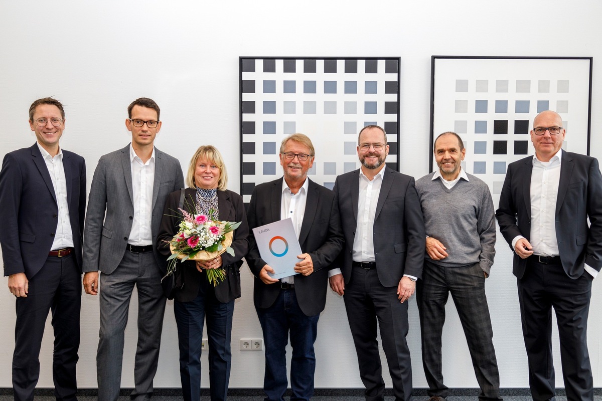 LAUDA honors Rainer Deinert for 45 years of company loyalty