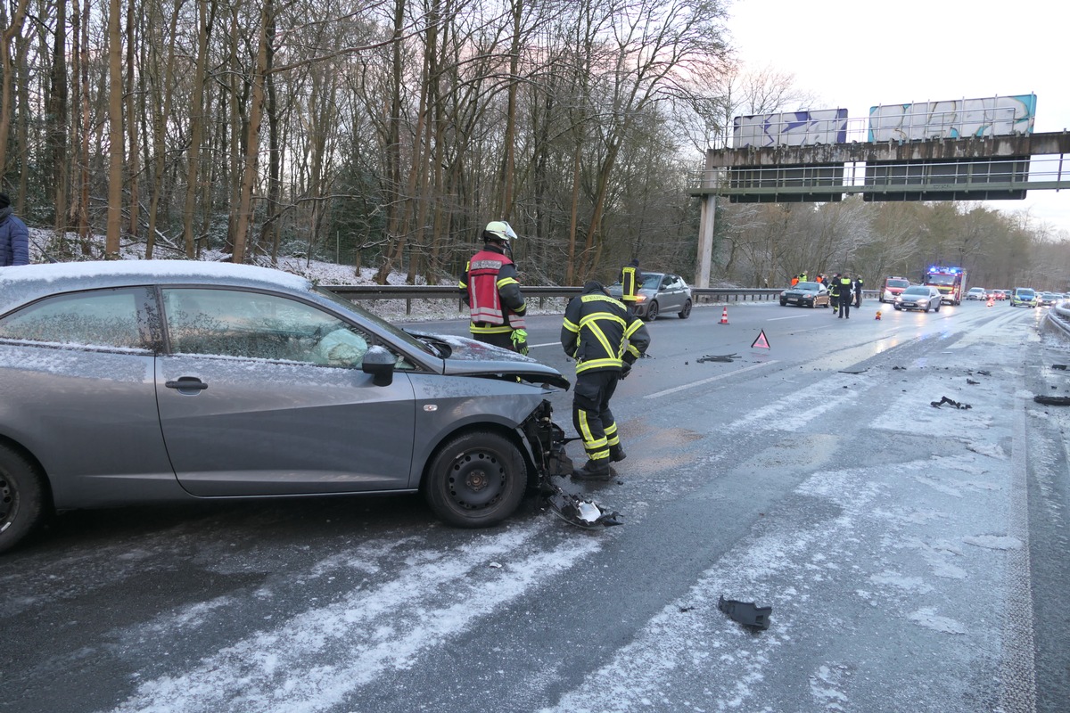 FW-DO: Sieben Fahrzeuge verunfallen wegen Straßenglätte auf der B54