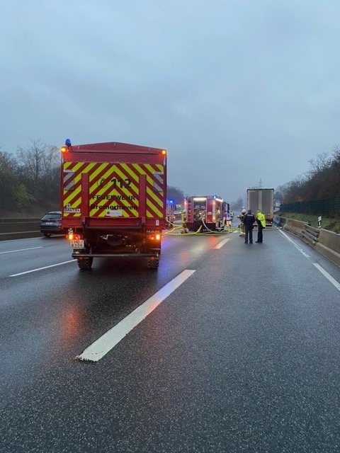 FW Bremerhaven: LKW-Brand in den Kasseler Bergen - Katastrophenschutzkräfte aus Bremerhaven führen erste Brandbekämpfung erfolgreich durch