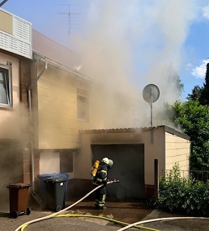 POL-PDPS: Brand einer Garage mit Gebäudeschäden