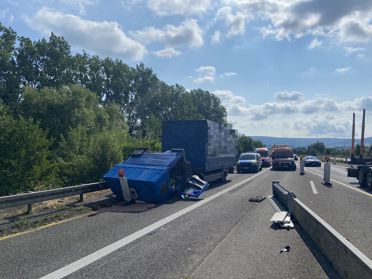 POL-OF: Mehrere Wildunfälle: Fuß vom Gas!, Unfallfluchten und Diebstähle, Führerhaus klappt bei Bremsmanöver ab und mehr