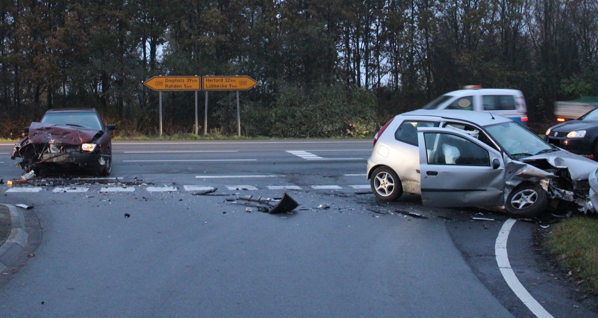 POL-MI: Schwerer Verkehrsunfall auf der B 239