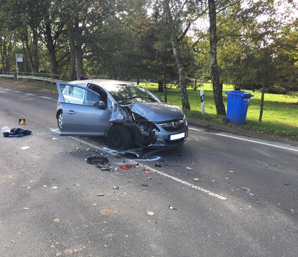 FW Ratingen: Unfall mit drei Verletzten - Straße kurzzeitig voll gesperrt - bebildert