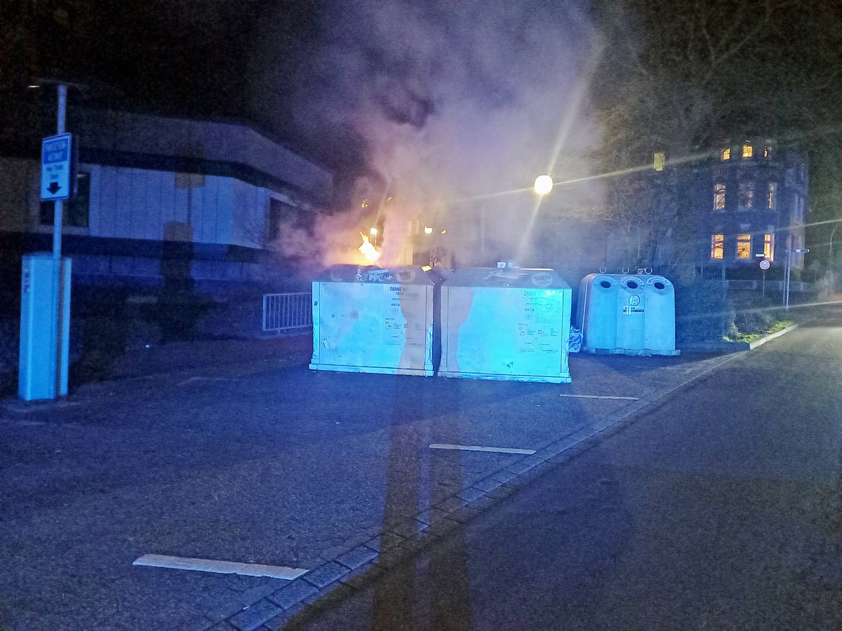 POL-ME: Altpapiercontainer in Brand gesetzt - die Polizei ermittelt - Velbert - 2203018