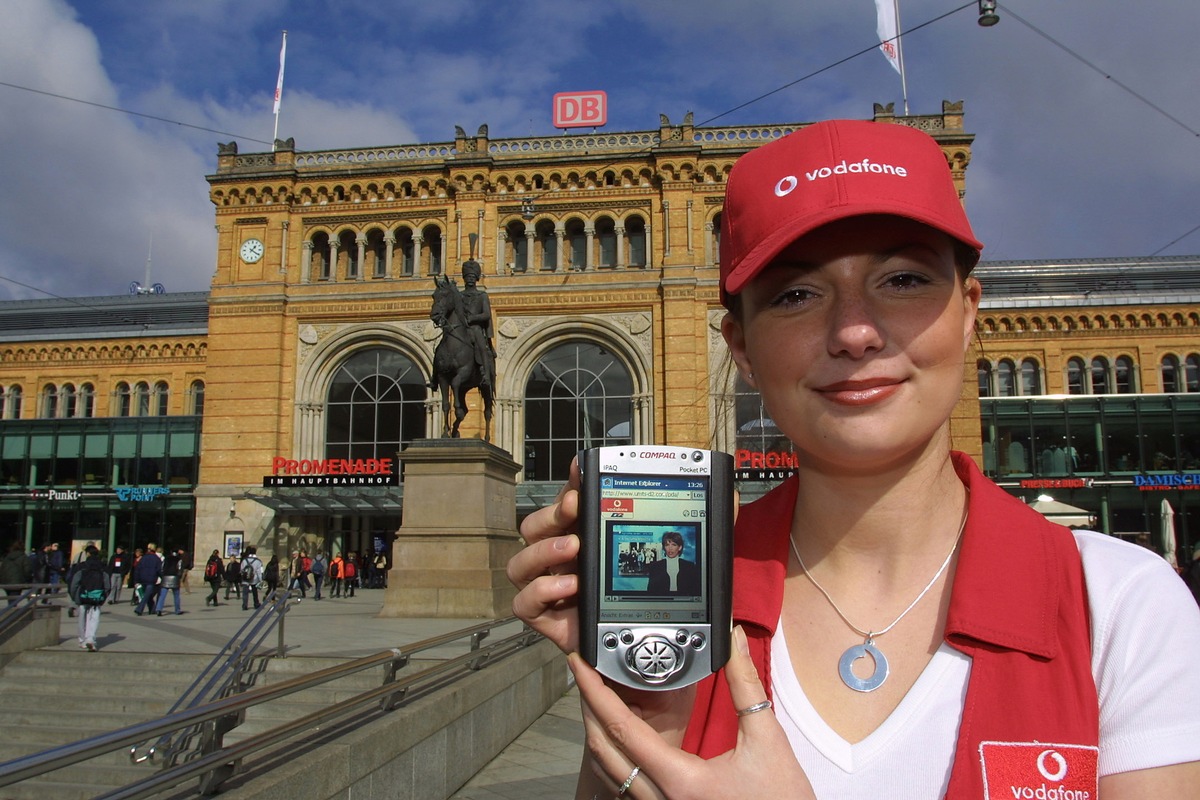 Vodafone/D2 startet heute erstes UMTS-Netz auf der CeBIT und in Hannovers Innenstadt