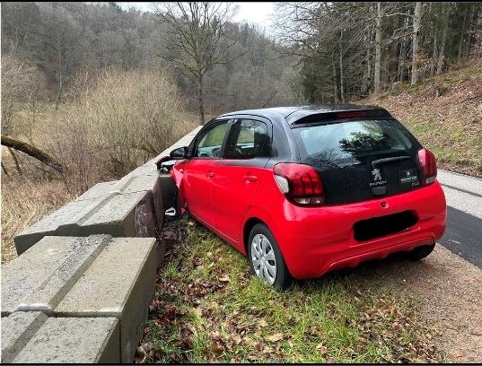 POL-PDLD: Auto prallt gegen Stützmauer