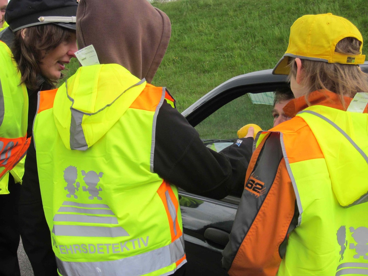 POL-CUX: Transporter wendet auf Bundesstraße und verursacht Unfall+++ Zitronen-Aktion von Schülern in Neuhaus/Oste (Foto-Download)+++ Demonstration in Nordenham+++