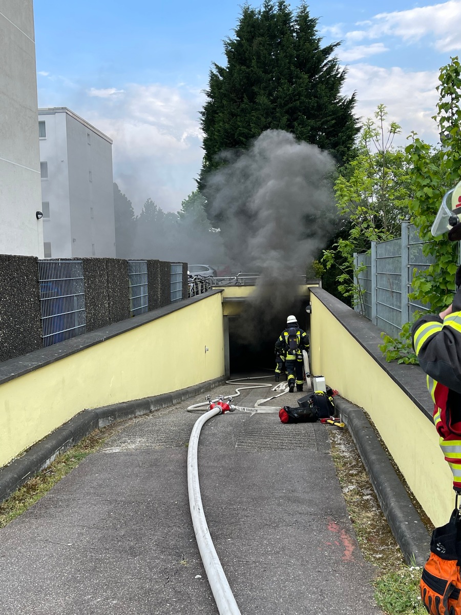 FW-Erkrath: Feuer in Tiefgarage - Ein Pkw ausgebrannt, umfangreiche Belüftungsmaßnahmen erforderlich