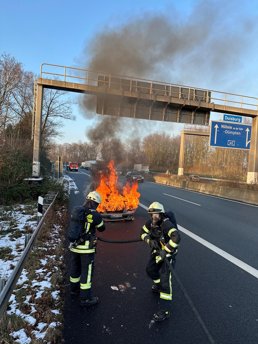 FW-MH: Ein brennender PKW löste einen Feuerwehreinsatz auf der A40 aus.