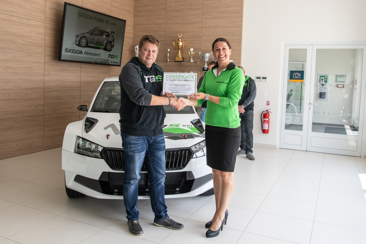 SKODA Motorsport beginnt mit der Auslieferung des neuen SKODA FABIA R5 evo (FOTO)