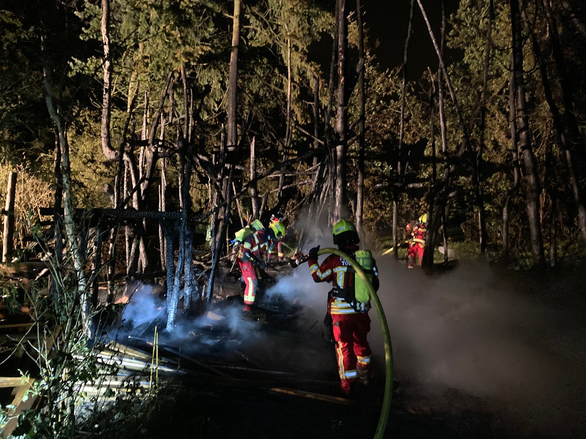 FW-PI: Tornesch: Schuppen brennt aus - Feuerwehr schützt zwei Reetdachhäuser