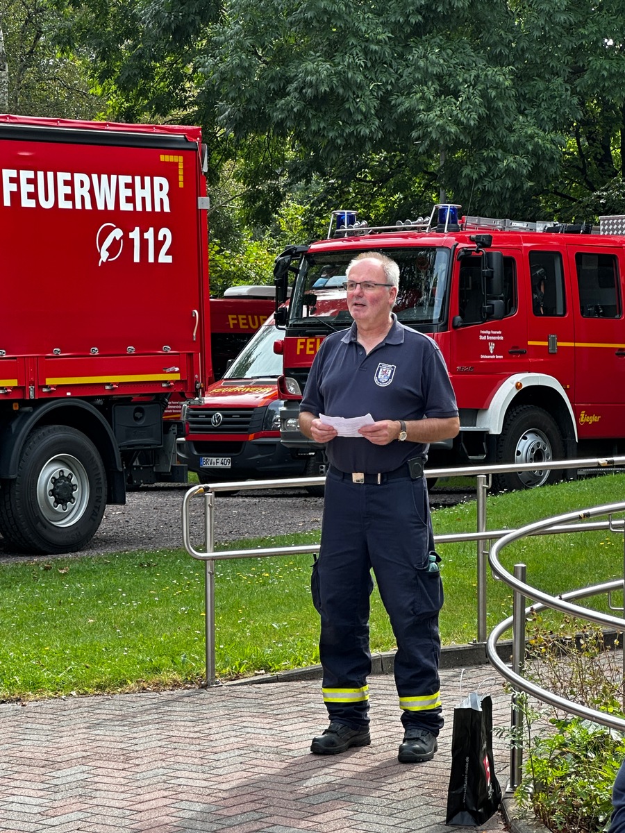 FW-ROW: Großbrand im Beverner Wald: Einsatzkräfte im Kampf gegen die Flammen