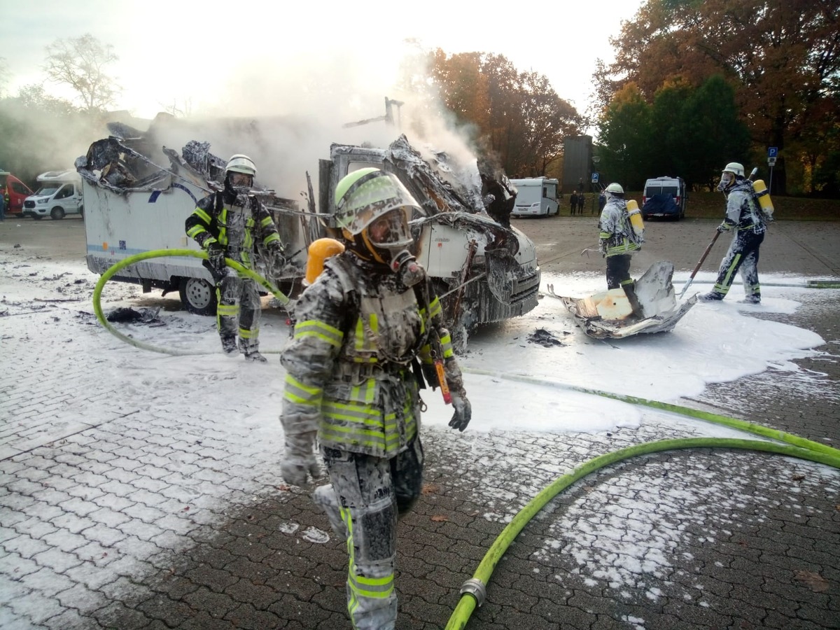 FW-WRN: FEUER_2 - LZ1 - brennt Wohnmobil, eine Person noch drin