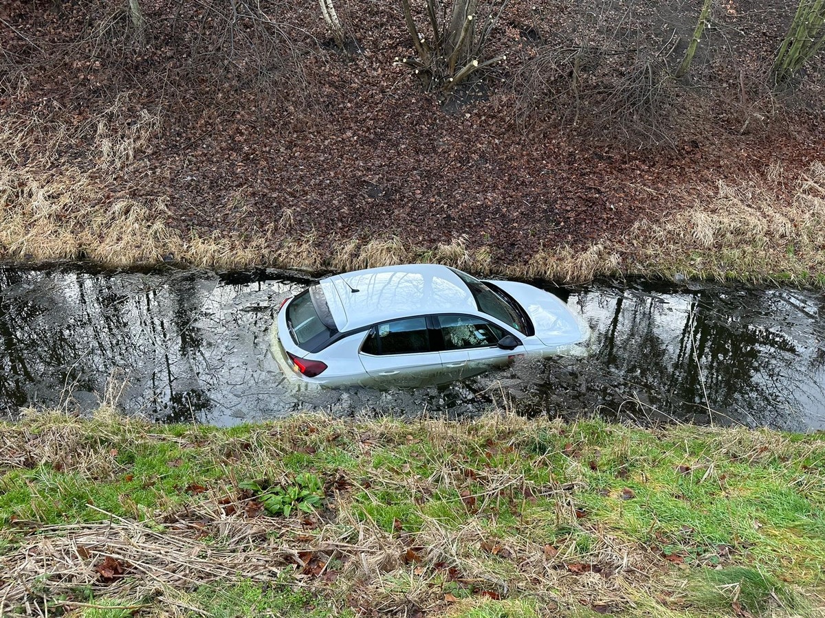 POL-NB: Handbremse vergessen-PKW rollt in Heringsdorf in Sackgraben