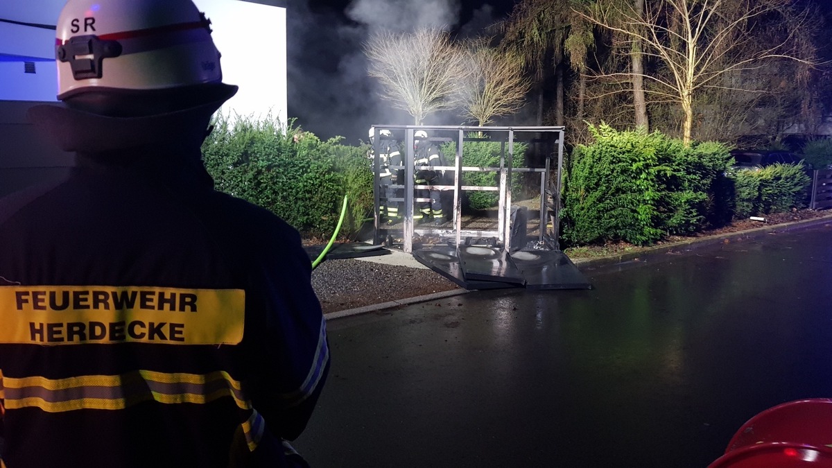 FW-EN: Brand eines Unterstandes