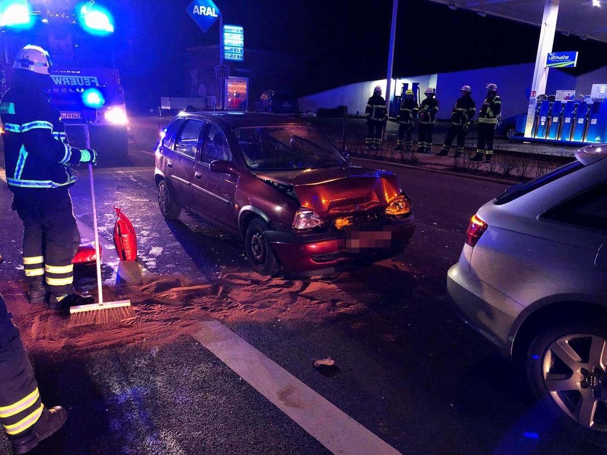 FW-EN: Heftiger Auffahrunfall mit zwei verletzten Personen - Brandmeldealarm im Industriebetrieb