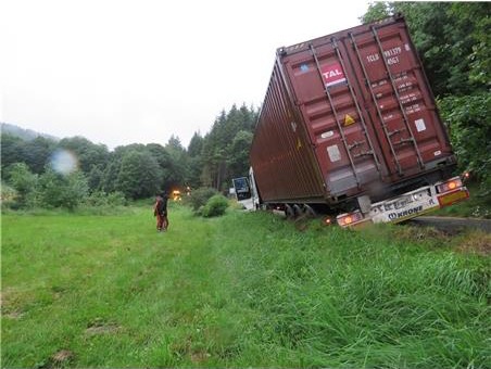 POL-MK: Holzlaster drohte umzukippen