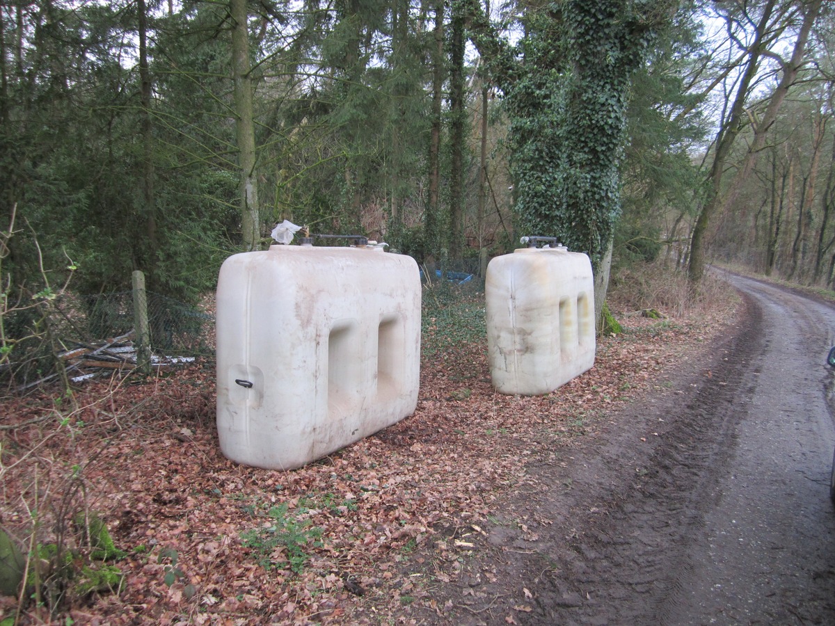 POL-VER: Zwei 2.000-Liter Diesel-/Erdöltanks unerlaubt in Wald entsorgt - Zeugen gesucht