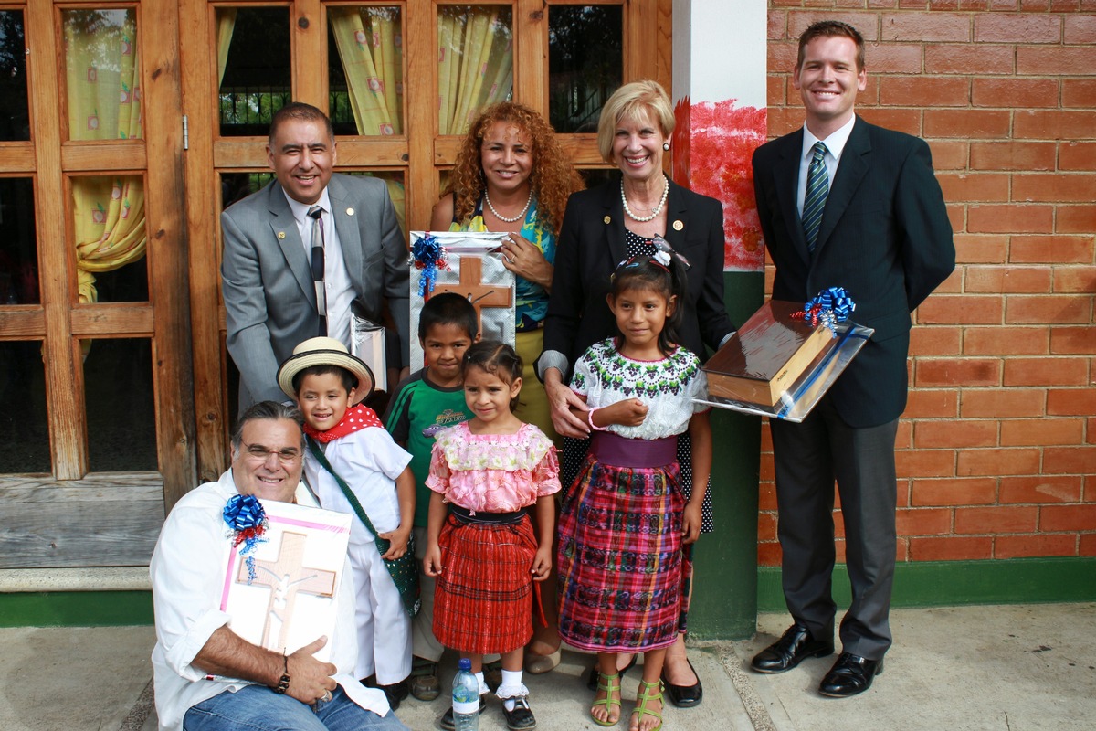 Mitglied des US-Repräsentantenhauses besucht Kinderdorf in Guatemala / Das Thema Kindermigration bestimmt den US-Wahlkampf (FOTO)