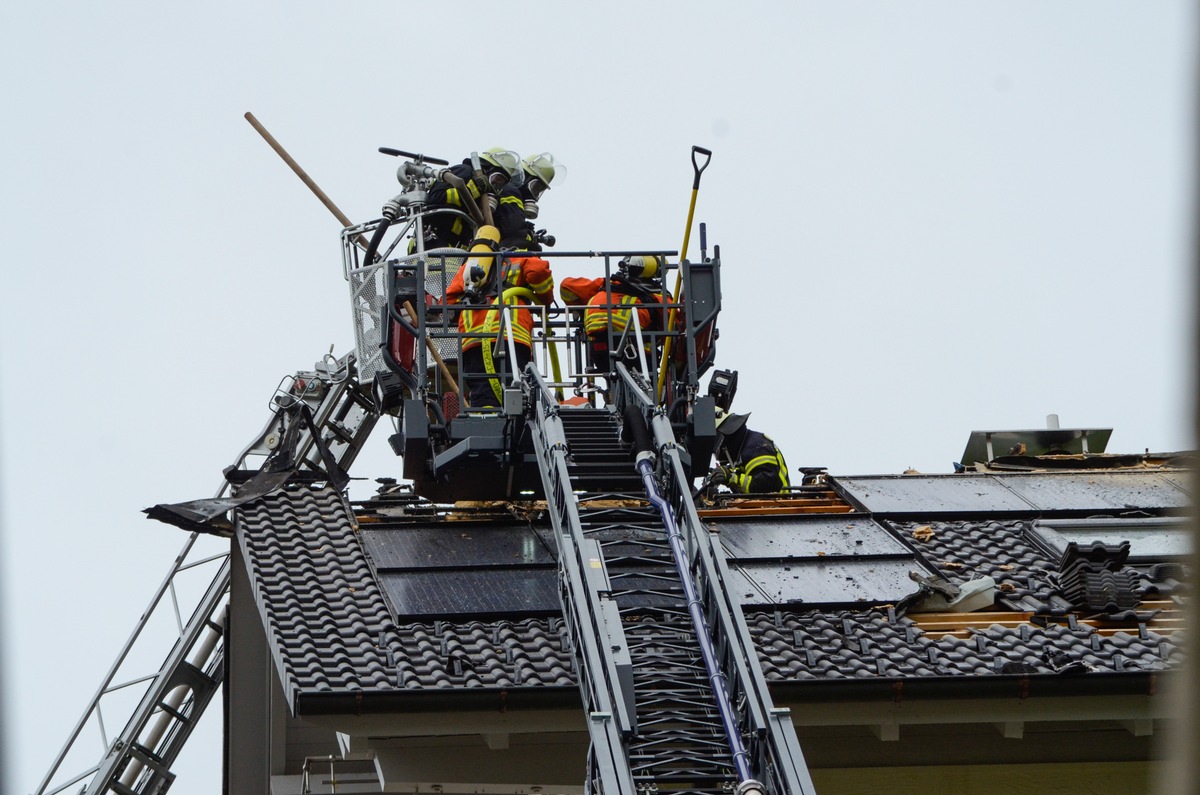 KFV-CW: Dachstuhlbrand in Nagold. Glut frisst sich durch die Dämmung und wird erneut entfacht.