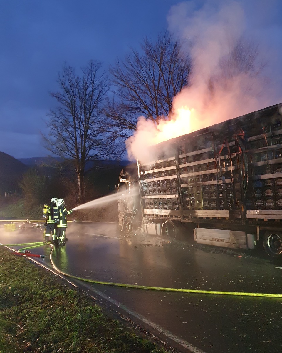 FW-OE: brennender Leergut-LKW