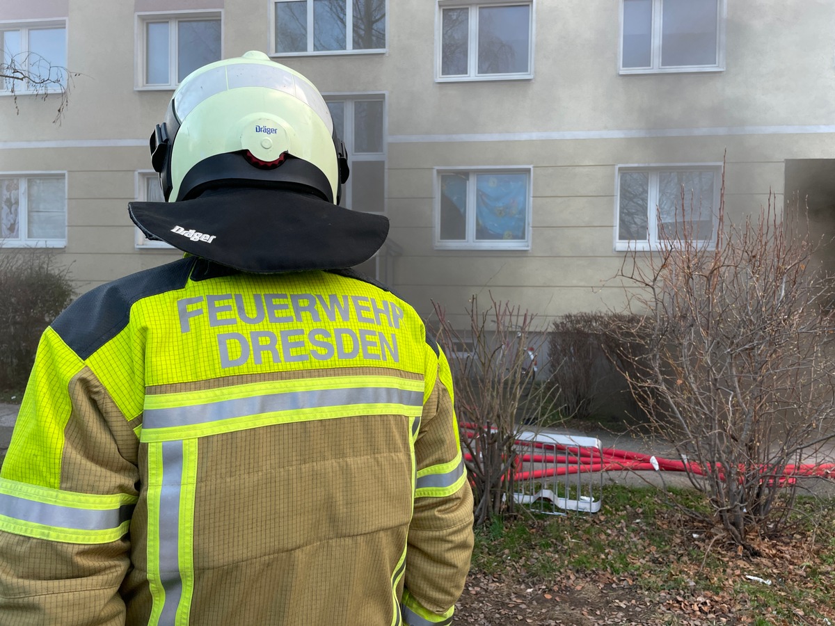 FW Dresden: Kellerbrand in einem Mehrfamiliengebäude