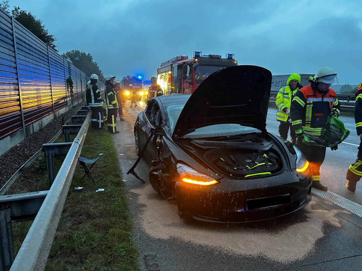 FW-ROW: A1 - Elektrofahrzeug fährt mit hoher Geschwindigkeit auf LKW auf