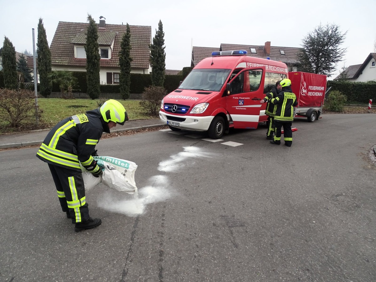 FW Reichenau: Ölspur auf Straße ab gestreut, Reichenau-Waldsiedlung/-Göldern, 11.02.2023