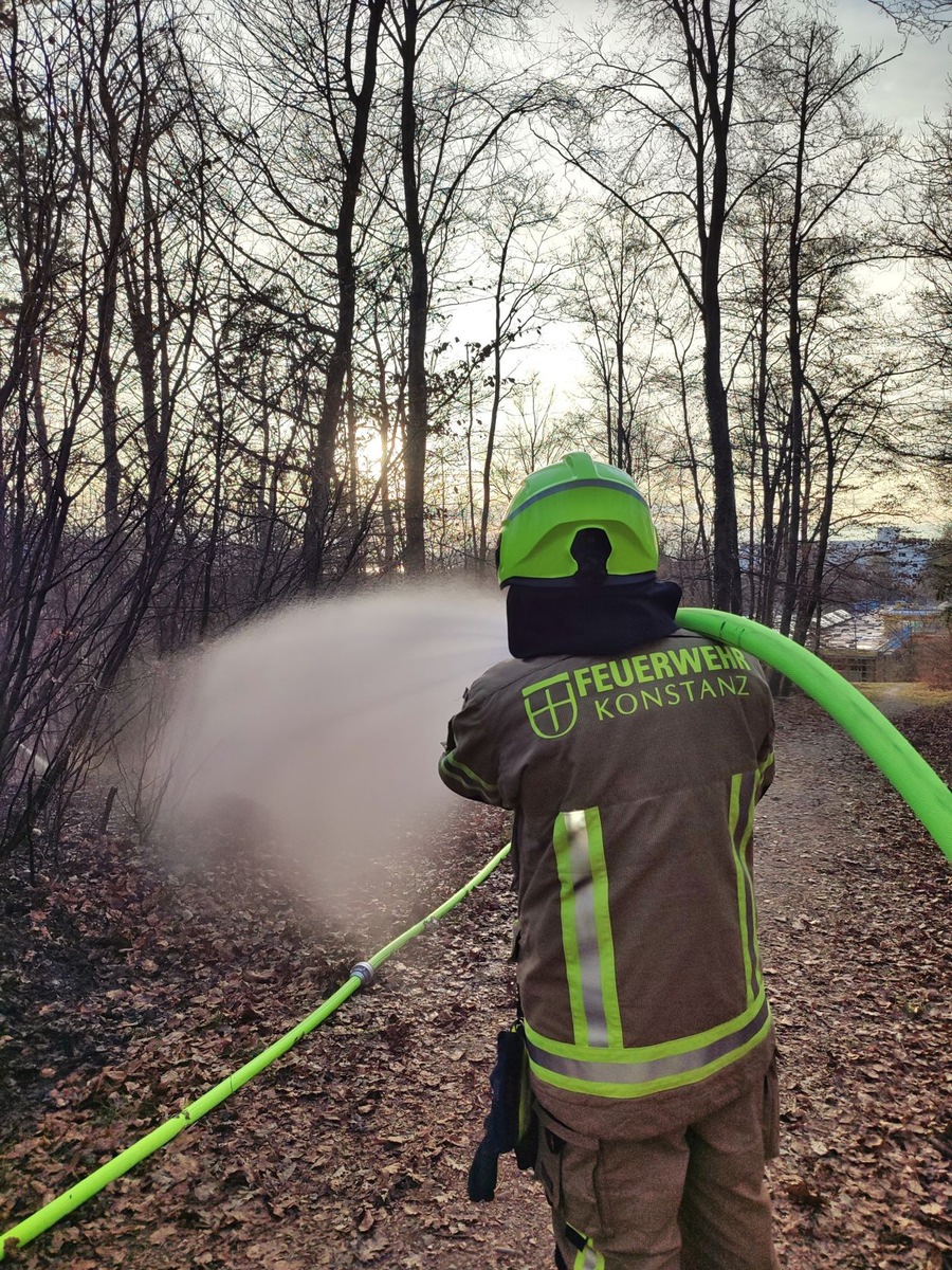 FW Konstanz: Flächenbrand im Wald