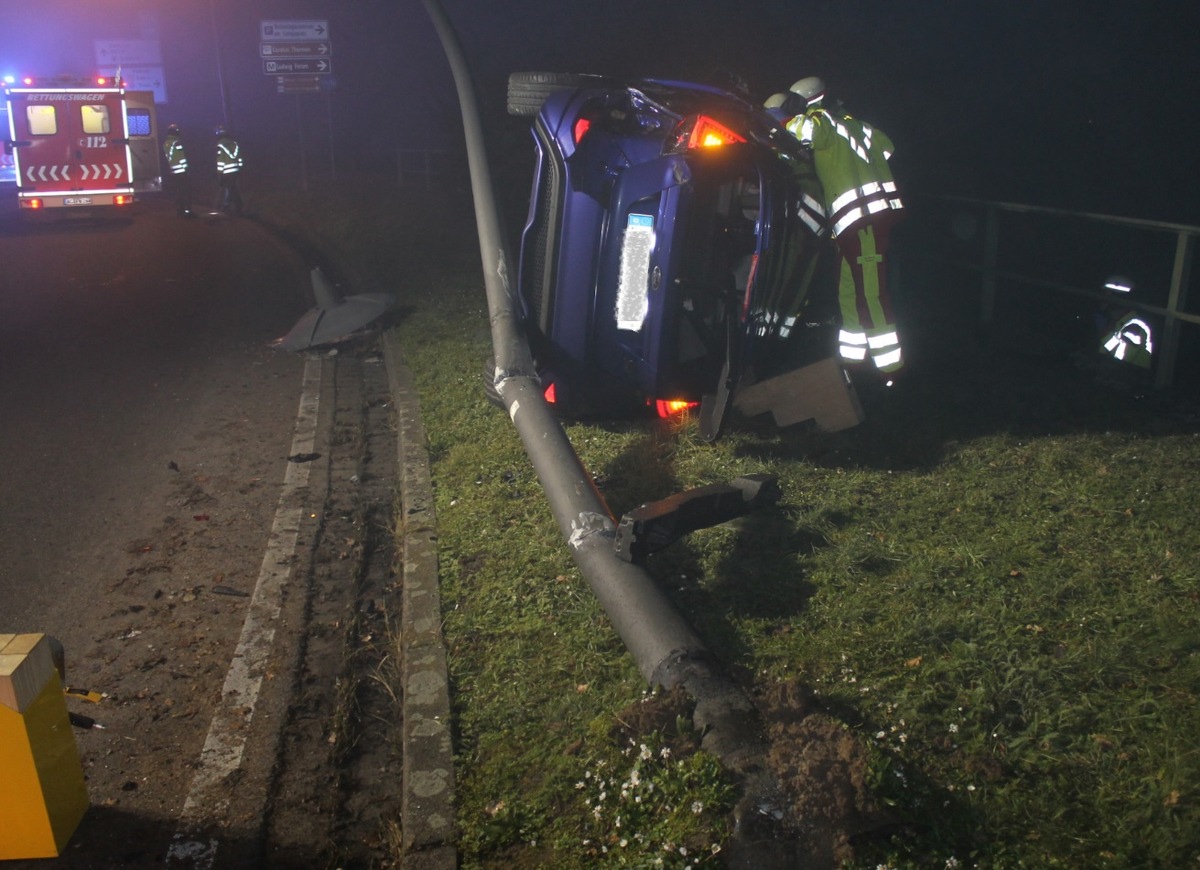 POL-AC: Kein guter Rutsch ins neue Jahr: Alleinunfall am frühen Neujahrsmorgen am Europaplatz - Pkw kippt auf die Seite, rutscht quer über die Straße gegen eine Laterne - Fahrer schwer verletzt