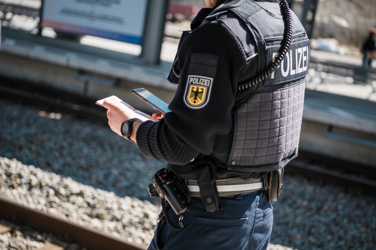 Bundespolizeidirektion München: Gefälschte Ausweise, Schleusung und Haftbefehl/ Bundespolizei ertappt Straftäter an drei Grenzübergängen