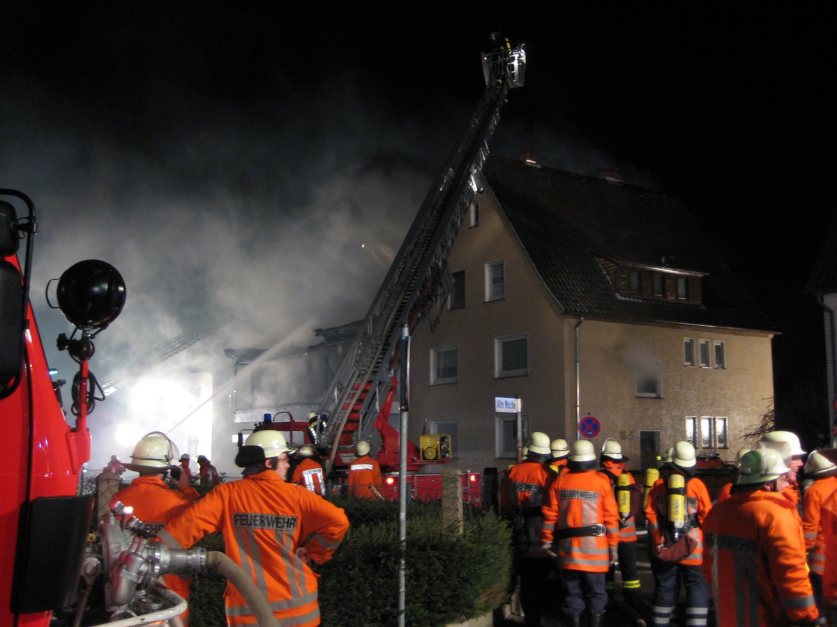 POL-HOL: Wieder steht ein Wohnhaus in Flammen / 165 Mann im Einsatz / War es das heiße Bügeleisen ?