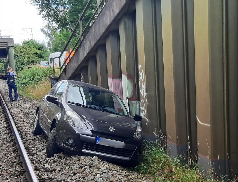 BPOL-HB: Als sein PKW im Gleisbett landete, hatte der Mann gleich 2 Schutzengel