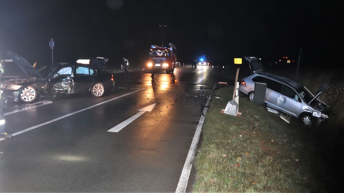 POL-HX: Drei Verletzte und hoher Sachschaden nach Unfall