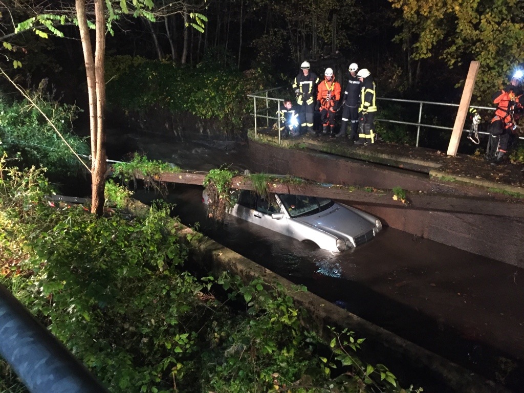 POL-PDNW: Verkehrsunfall mit Sachschaden.

Montag, 13.11.2017, 00.10 Uhr