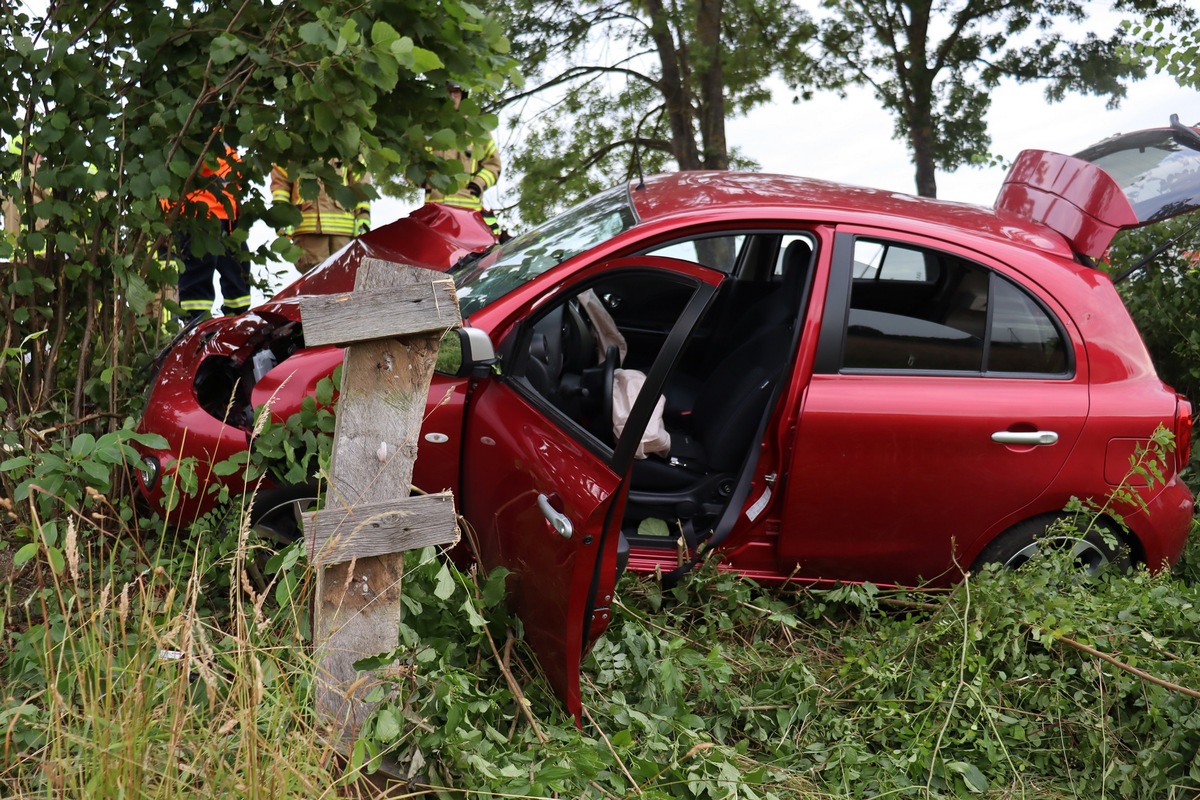 POL-HF: Auto schleudert gegen Baum- Fahrerin schwer verletzt