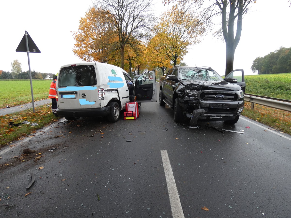 POL-CE: Huxahl - PKW prallt gegen Eiche und kollidiert mit Gegenverkehr