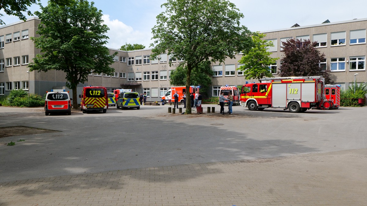 FW-DO: Reizgas-Austritt in Dortmunder Realschule - insgesamt 50 betroffene Schüler*innen vom Rettungsdienst untersucht