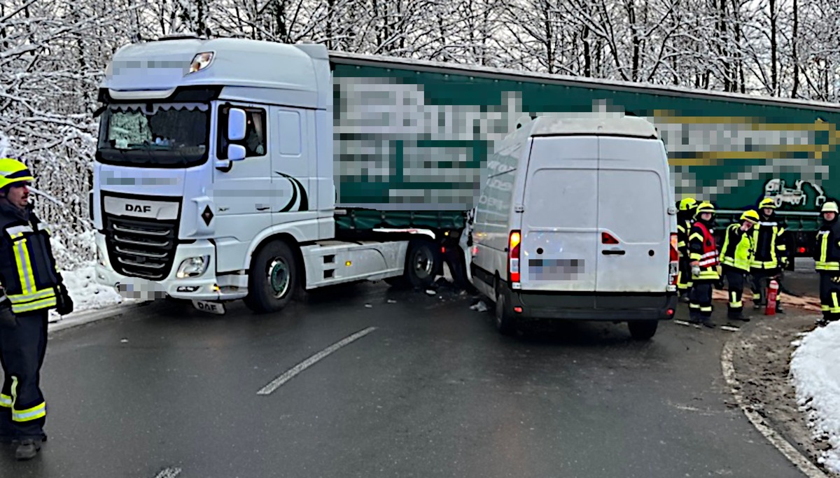 POL-HM: Transporter prallt in Sattelzug - Feuerwehr befreit verletzten Fahrer aus dem Fahrzeug