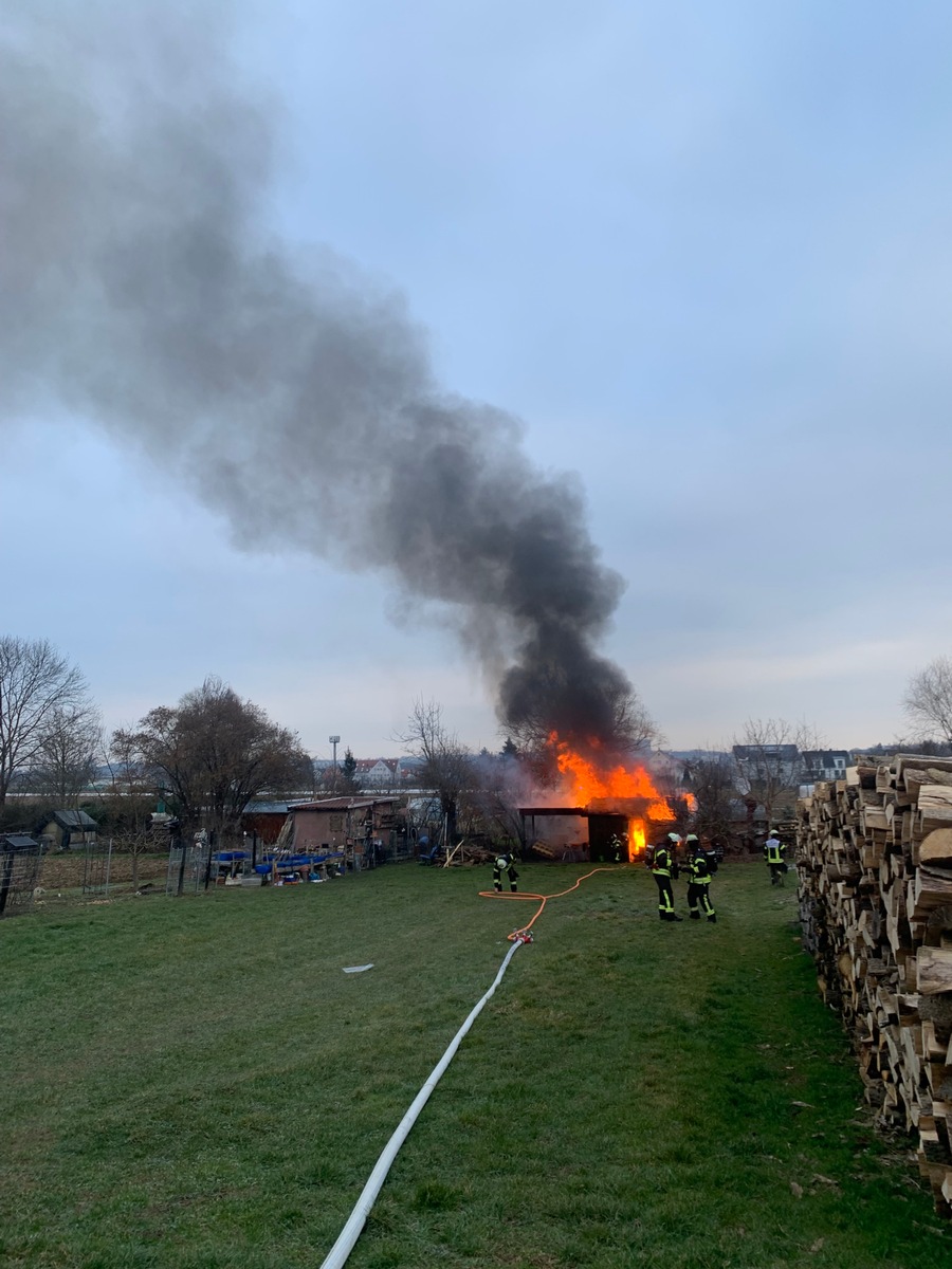 FW Stuttgart: Gartenhütte in Vollbrand - Starke Rauchentwicklung und Knallgeräusche