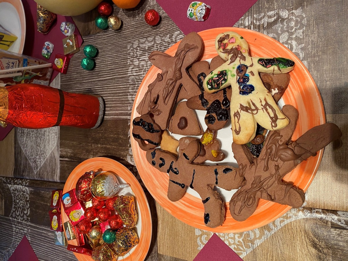 Weihnachtliche Tradition mit Herz: Netto-Azubis backen und basteln mit Kids