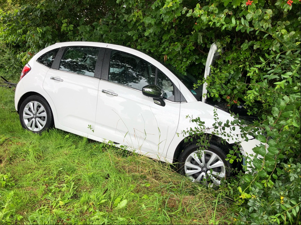 POL-DN: Bei Gegenverkehr überholt: Unfall auf der B477