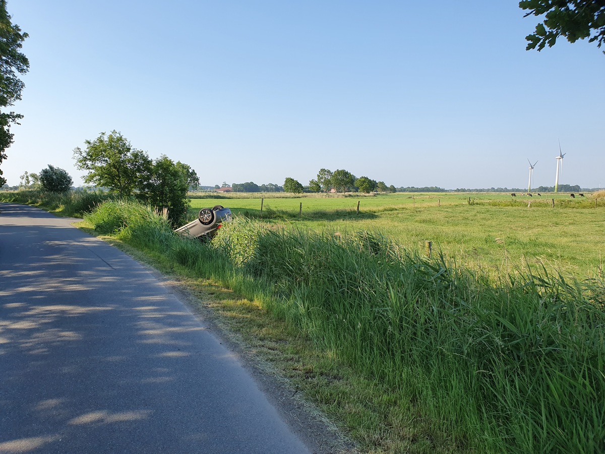 POL-WHV: Verkehrsunfall im Wangerland - Fahrzeug blieb auf dem Dach liegen - 49-jährige Pkw Fahrerin unverletzt - Totalschaden am Pkw