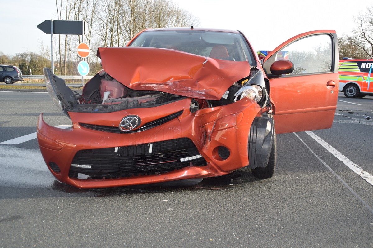 POL-HF: Zwei Verletzte bei Verkehrsunfall - Kollision nach Abbiegevorgang