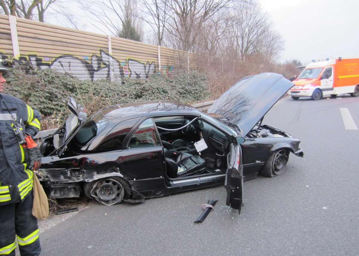 FW-MH: Unfall A40 mit einer verletzten Person