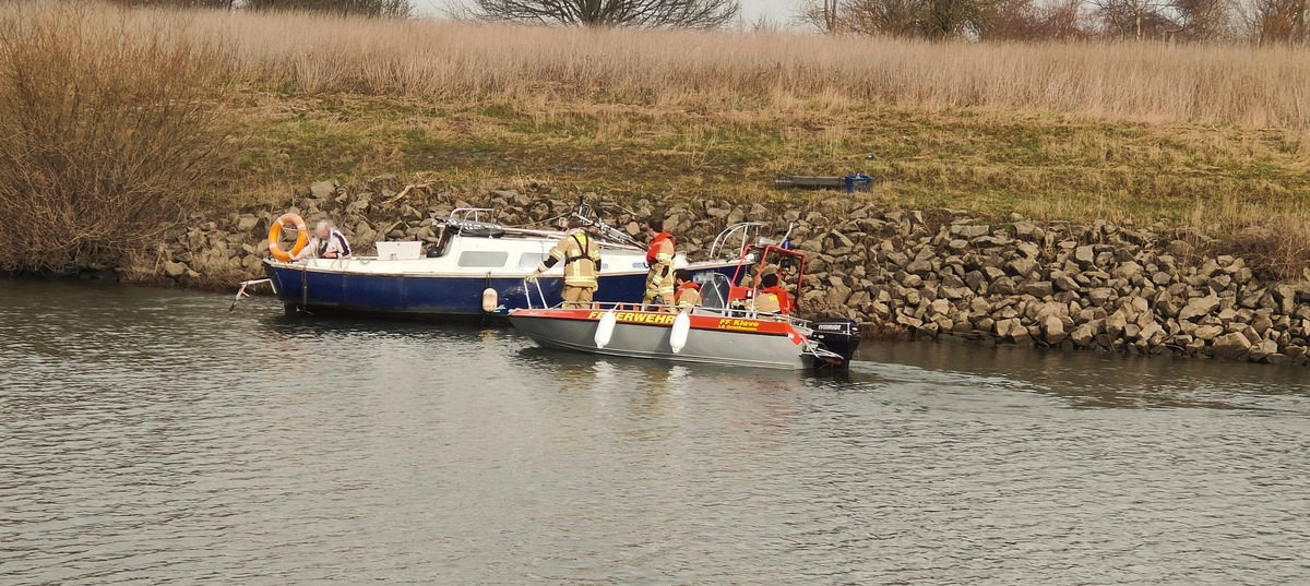 FW-KLE: Havariertes Boot auf dem Altrhein befreit