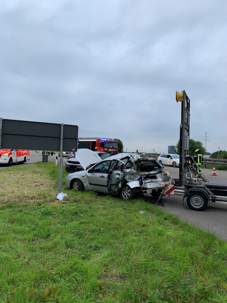 FW-OB: Verkehrsunfall zwischen PKW und LKW auf der BAB 42