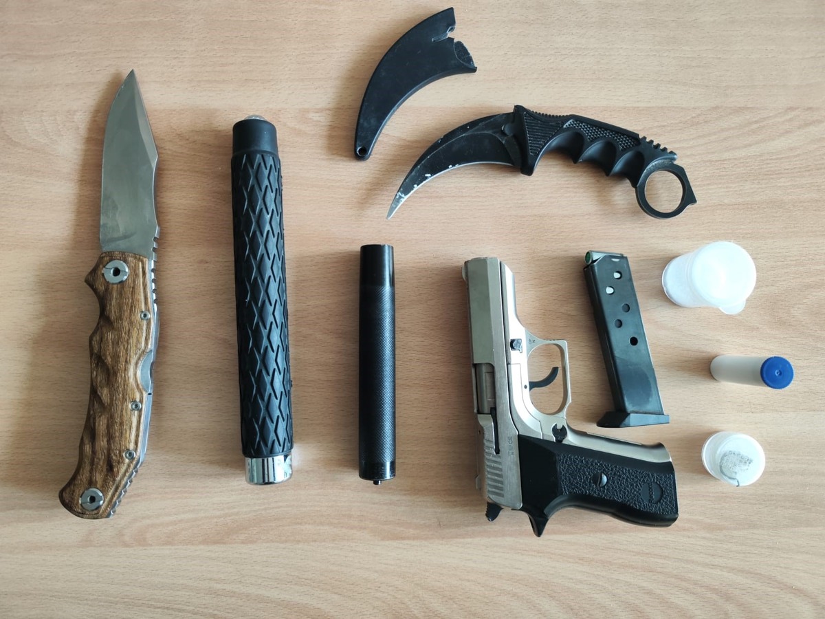 
	Messer - Pistole - Waffen - 	Kiel: Personenkontrollen im Bereich der Hörnbrücke