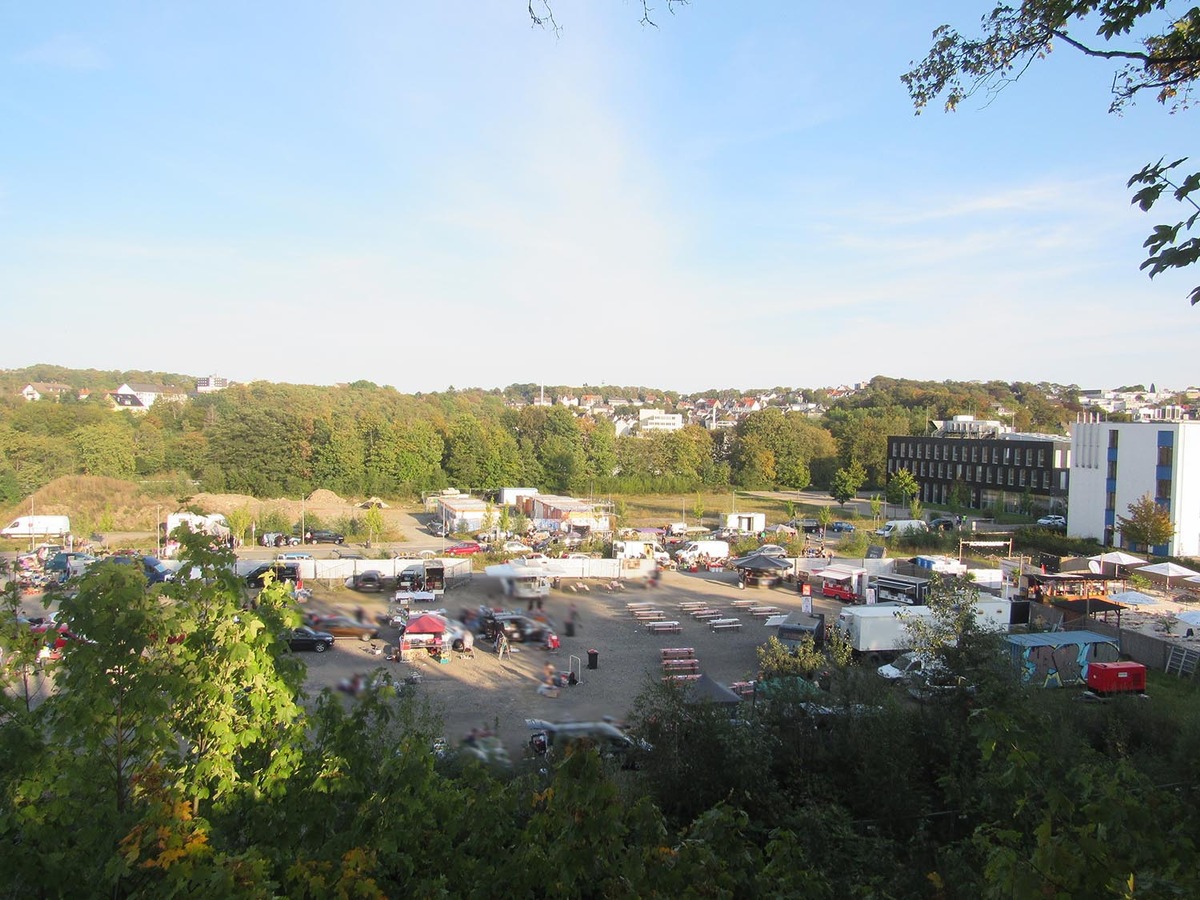 POL-MK: Trödelmarkt-Besucherin durch Steinwurf verletzt